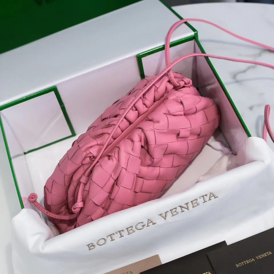 Batch 1260 large grid weaving The pouch cloud bag is the first series designed by former Celine designer Daniel Lee after joining BV. The upper body is extremely ecstatic ~ fashionable and classy ~ elegant and concise, lazy and intellectual size: 23*13*8 [Little Cloud Rough Weave#]